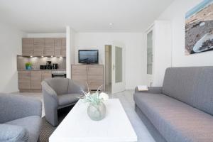 沙博伊茨Haus am Kurpark Scharbeutz Wohnung 6的有两张沙发和一张桌子的客厅