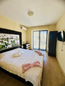 Un dormitorio con una cama con dos toallas encima. en Апартамент “Централ” / Central, en Balchik