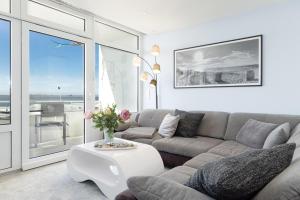 a living room with a couch and a table at Aloha Suite in Fehmarn
