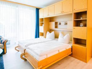 a bedroom with a bed in a room at Waldstraße 2 Ferienwohnung Volkenborn in Kellenhusen