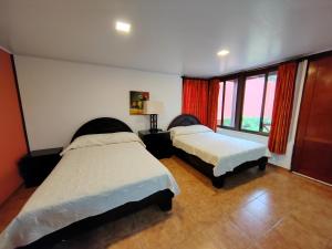 Postel nebo postele na pokoji v ubytování Hotel Los Ranchos