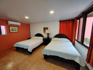Postel nebo postele na pokoji v ubytování Hotel Los Ranchos + 37 fotografií