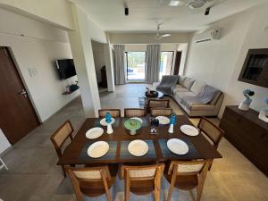 TV a/nebo společenská místnost v ubytování 4 Bed Private Pool Pent House Villa Alibaug