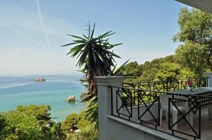a balcony with a table and a view of the ocean at Yaliskari Beach in Pelekas