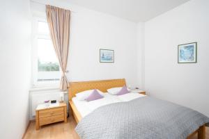 a bedroom with a bed and a window at Villa Olga Wohnung 3 in Grömitz