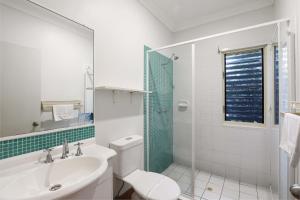 un bagno con wc, lavandino e doccia di Absolute a Point Lookout Altre 8 foto