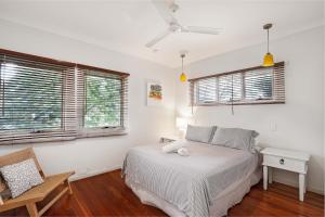una camera da letto con un letto e due finestre di Absolute a Point Lookout