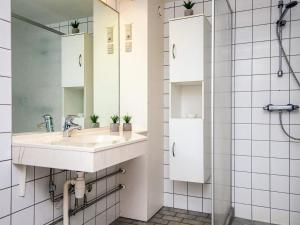 Et badeværelse på 4 person holiday home in Ringkøbing-By Traum