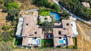 Bazén v ubytování 4 Bed Private Pool Pent House Villa Alibaug nebo v jeho okolí