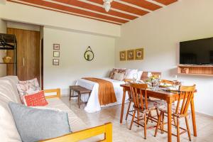 a bedroom with a bed and a table and chairs at Bonito Charmoso no Hotel Pedra do Rodeadouro Bonito PE in Bonito