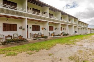 a building with tables and chairs in a yard at Bonito Charmoso no Hotel Pedra do Rodeadouro Bonito PE in Bonito
