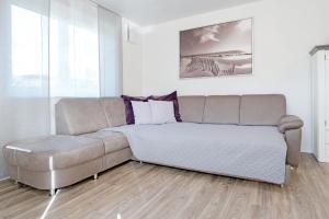 a couch and a bed in a living room at Brenkenhagener Weg 8-10 Wohnung 1 in Körnick