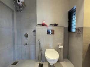 Koupelna v ubytování 4 Bed Private Pool Pent House Villa Alibaug
