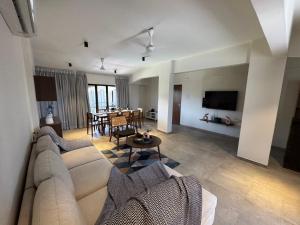 TV a/nebo společenská místnost v ubytování 4 Bed Private Pool Pent House Villa Alibaug