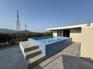 Bazén v ubytování 4 Bed Private Pool Pent House Villa Alibaug nebo v jeho okolí