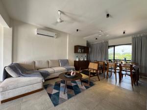 Posezení v ubytování 4 Bed Private Pool Pent House Villa Alibaug