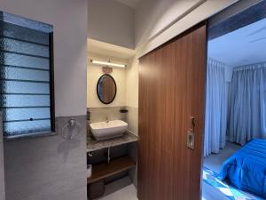 Postel nebo postele na pokoji v ubytování 4 Bed Private Pool Pent House Villa Alibaug