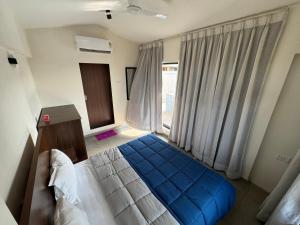 Postel nebo postele na pokoji v ubytování 4 Bed Private Pool Pent House Villa Alibaug
