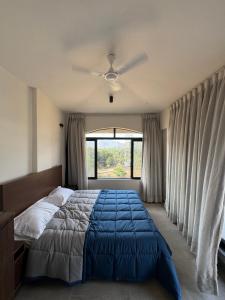 Postel nebo postele na pokoji v ubytování 4 Bed Private Pool Pent House Villa Alibaug