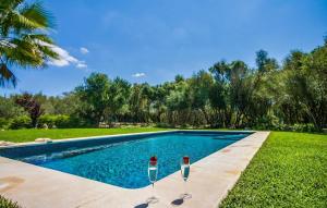 two glasses of wine sitting on the edge of a swimming pool at Cleda Del Rey in Llubí