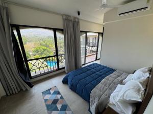 Postel nebo postele na pokoji v ubytování 4 Bed Private Pool Pent House Villa Alibaug