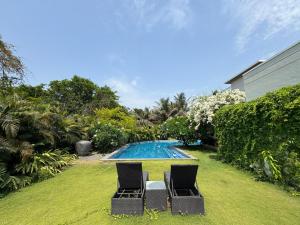 Bazén v ubytování 4 Bed Private Pool Pent House Villa Alibaug nebo v jeho okolí