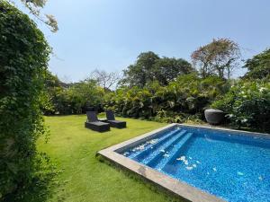 Bazén v ubytování 4 Bed Private Pool Pent House Villa Alibaug nebo v jeho okolí