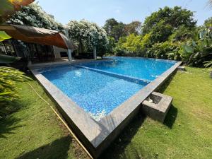 Bazén v ubytování 4 Bed Private Pool Pent House Villa Alibaug nebo v jeho okolí