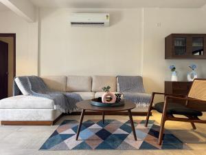 Posezení v ubytování 4 Bed Private Pool Pent House Villa Alibaug