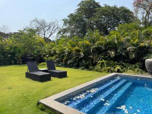 Bazén v ubytování 4 Bed Private Pool Pent House Villa Alibaug nebo v jeho okolí