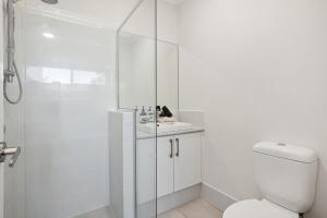 パースにあるTranquil Tree Views 2 Bedroom 2 Bathroom Apartmentのシャワーとトイレ付きの白いバスルーム +25枚の写真