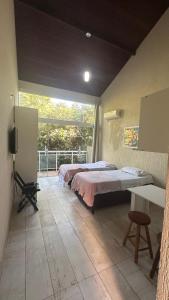 Un pat sau paturi într-o cameră la Altos da Brava Búzios Guest House
