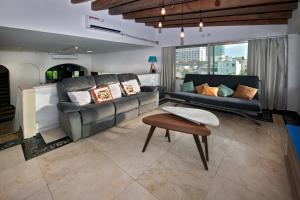 Ein Sitzbereich in der Unterkunft CASCADAS, Charming home great location with pool & garden