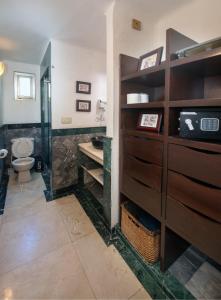 Ein Badezimmer in der Unterkunft CASCADAS, Charming home great location with pool & garden