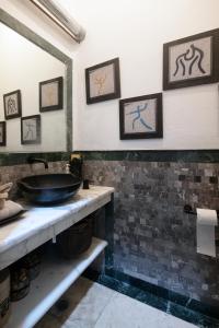 Ein Badezimmer in der Unterkunft CASCADAS, Charming home great location with pool & garden