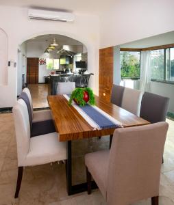 Ein Sitzbereich in der Unterkunft CASCADAS, Charming home great location with pool & garden