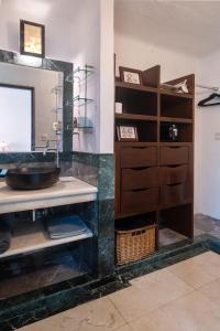 ein Badezimmer mit Waschbecken und Spiegel in der Unterkunft CASCADAS, Charming home great location with pool & garden in Cancún