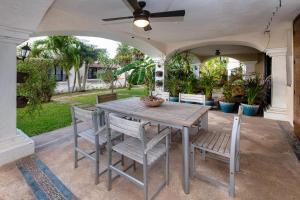 Ein Garten an der Unterkunft CASCADAS, Charming home great location with pool & garden