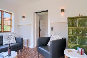 Una sala de estar con dos sofás y una mesa. en Landhaus Auszeit, en Rüting