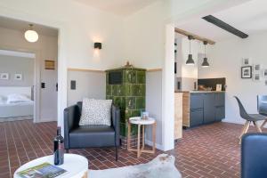 Una sala de estar con una silla y una mesa. en Landhaus Auszeit, en Rüting 36 fotos más