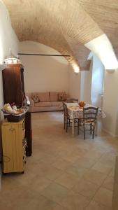 ein Wohnzimmer mit Tisch, Stühlen und Sofa in der Unterkunft Appartamento Perugia Centro in Perugia