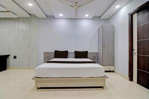 a bedroom with a large bed in a room at Grand Townhouse in Palwal