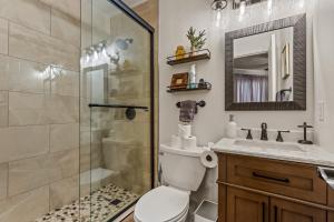 een badkamer met een douche, een toilet en een wastafel bij Ponderosa Pines Cabin in Mountainaire +19 foto's