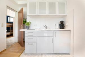 Kuchyň nebo kuchyňský kout v ubytování Blankwasserweg 131 Lensterstrand Oase Bungalow 4