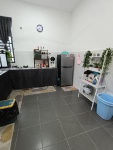 Kuchyň nebo kuchyňský kout v ubytování Homestay faleeq