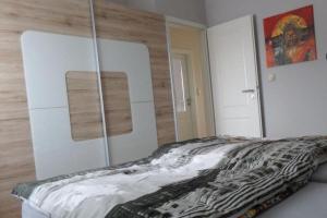 - une chambre avec un lit et un miroir mural dans l'établissement Dornieden, à Fehmarn