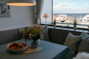 a bowl of fruit on a table with a view of the ocean at Haus Vier Jahreszeiten De Lütte in Dahme