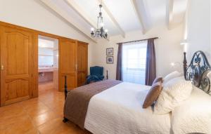 Un dormitorio con una cama grande y una ventana. en Villa Ignasi, en Santa Margalida