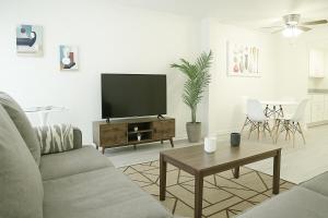 TV a/nebo společenská místnost v ubytování Spacious 2BR Townhouse - 3 Queens - Sleeps 8