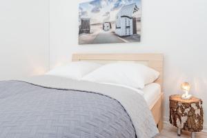 a bedroom with a bed with a picture on the wall at Panoramic NiNis Mupfel in Hansaland